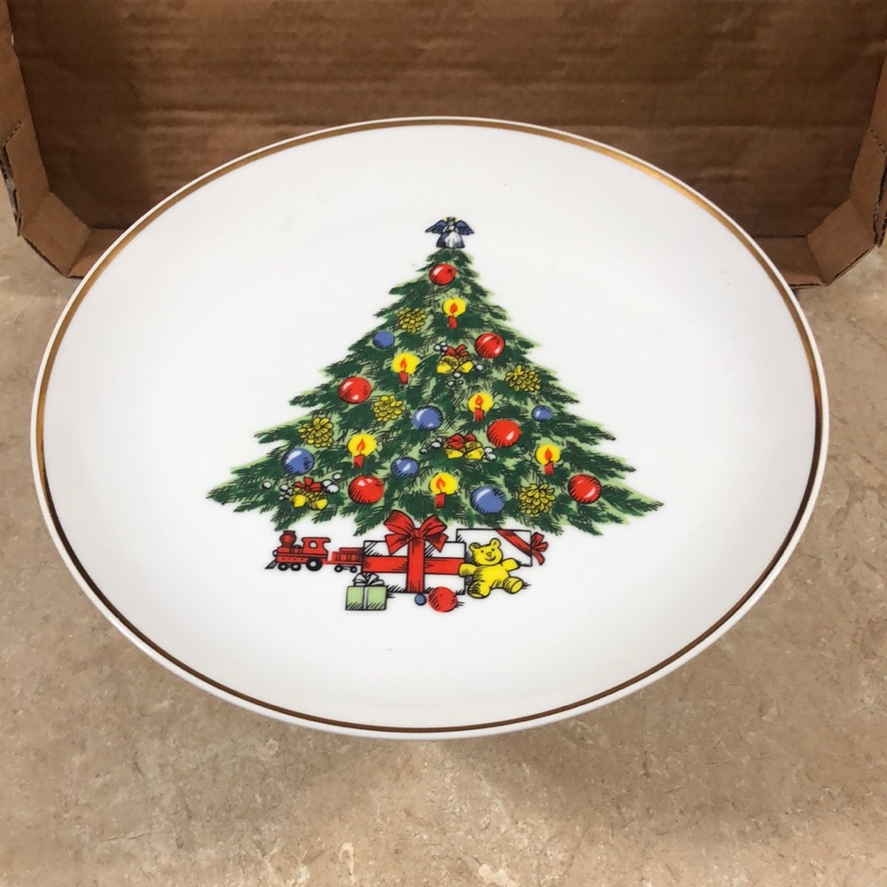 Vintage Christmas Stand / Plate white w/ Christmas Tree presents underneath art
